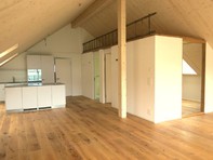 Moderne, helle 2.5-Zimmer Dachwohnung an ruhiger Lage