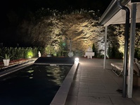 Design trifft Weitblick: Moderner Bungalow mit Pool in Stadtrandlage