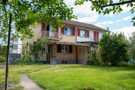 Familienhaus direkt beim Bahnhof Lenzburg – 3 Schlafzimmer, Garten & Haustiere willkommen Familienhaus direkt beim Bahnhof Lenzburg – 3 Schlafzimmer, Garten & Haustiere willkommen