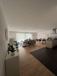 Helle 4.5-Zimmer-Erdgeschosswohnung – ruhige Lage, nahe Bahnhof
